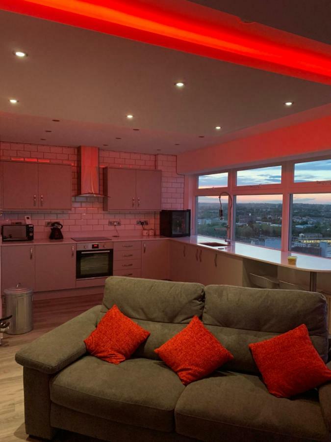 Luxury Panoramic Balcony Swindon Central מראה חיצוני תמונה
